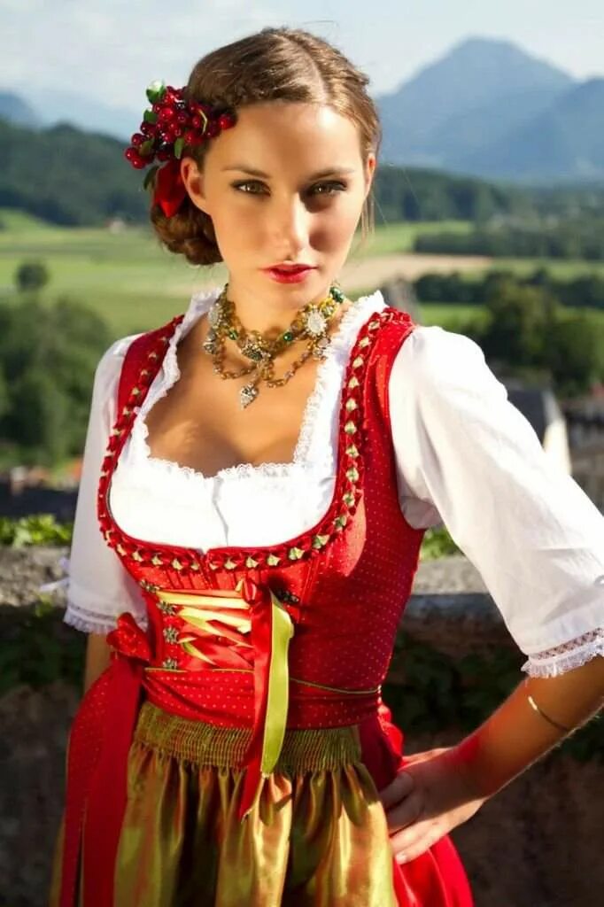 Красивые немецкие женские. Dirndl Австрия. Алиса Шмидт дирндль. Красивые немки. Немецкие девушки.