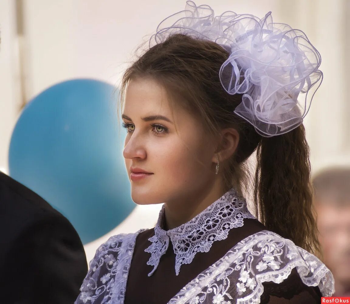 Выпускницы. Красивые выпускницы. Выпускница. Милая выпускница. Девушки на школьном выпускном.