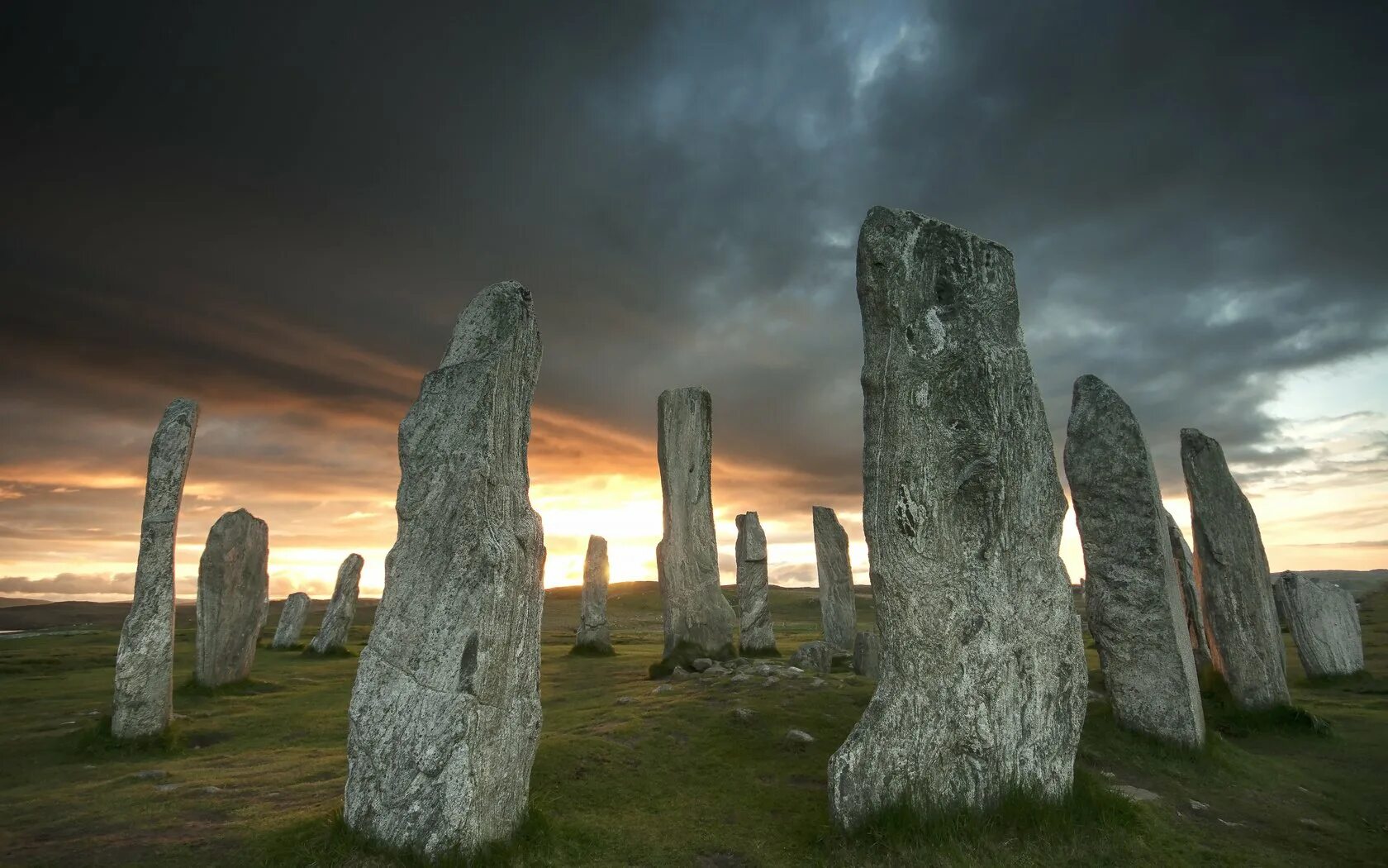 The famous stonehenge. Камни Калланиш остров Льюис Шотландия. Менгиры Калланиша, Шотландия. Менгиры Стоунхендж. Стоячие камни Калланиша, Шотландия.