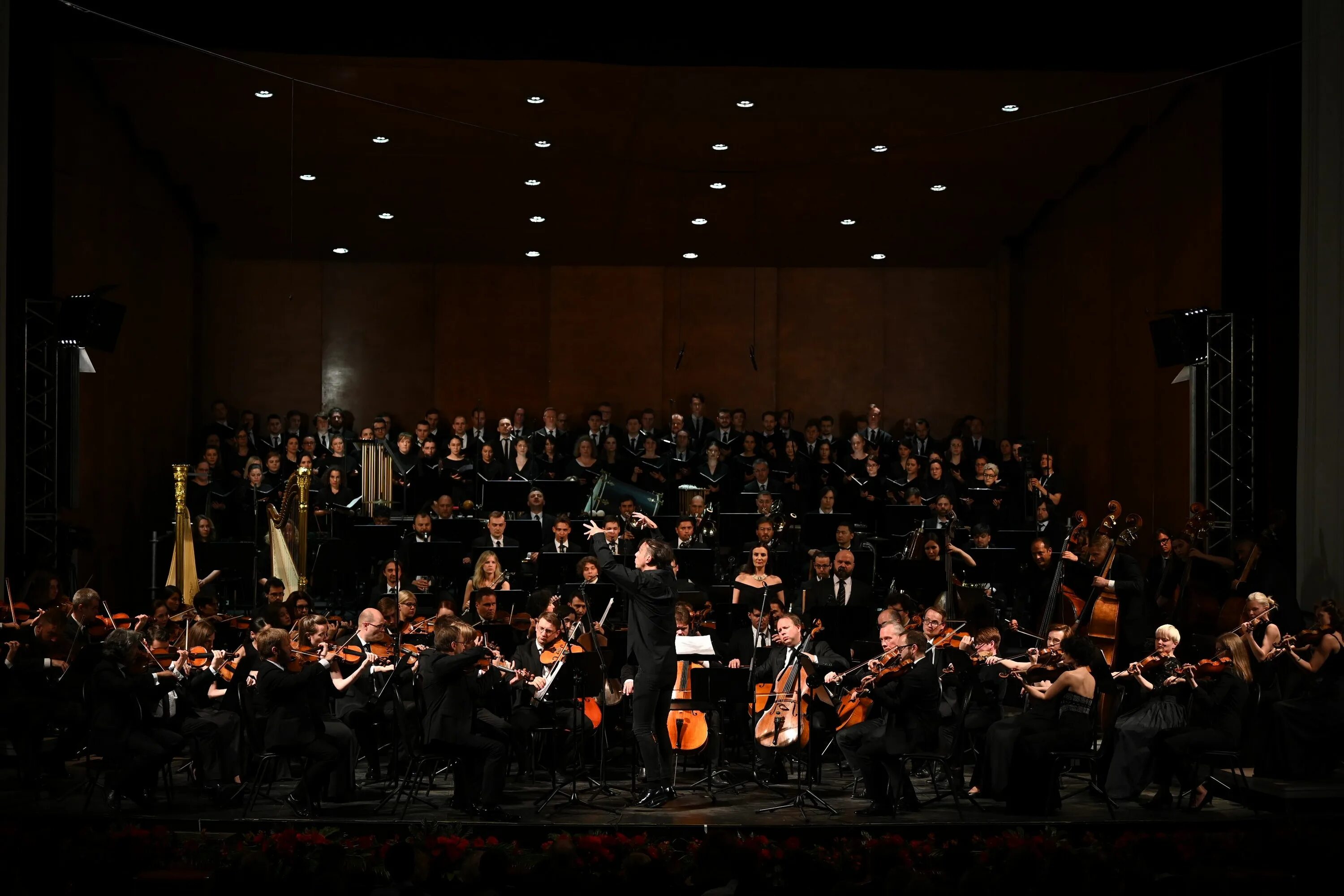 Оркестр курентзиса. Оркестр курентзиса. Оркестр курентзиса. Оркестр утопия курентзис. Курентзис в красноярске видео концерта 26 февраля.