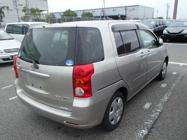 Тойота раум 2003. Toyota raum 2003. тойота раум 2003 года. спойлер тойота раум 2003.