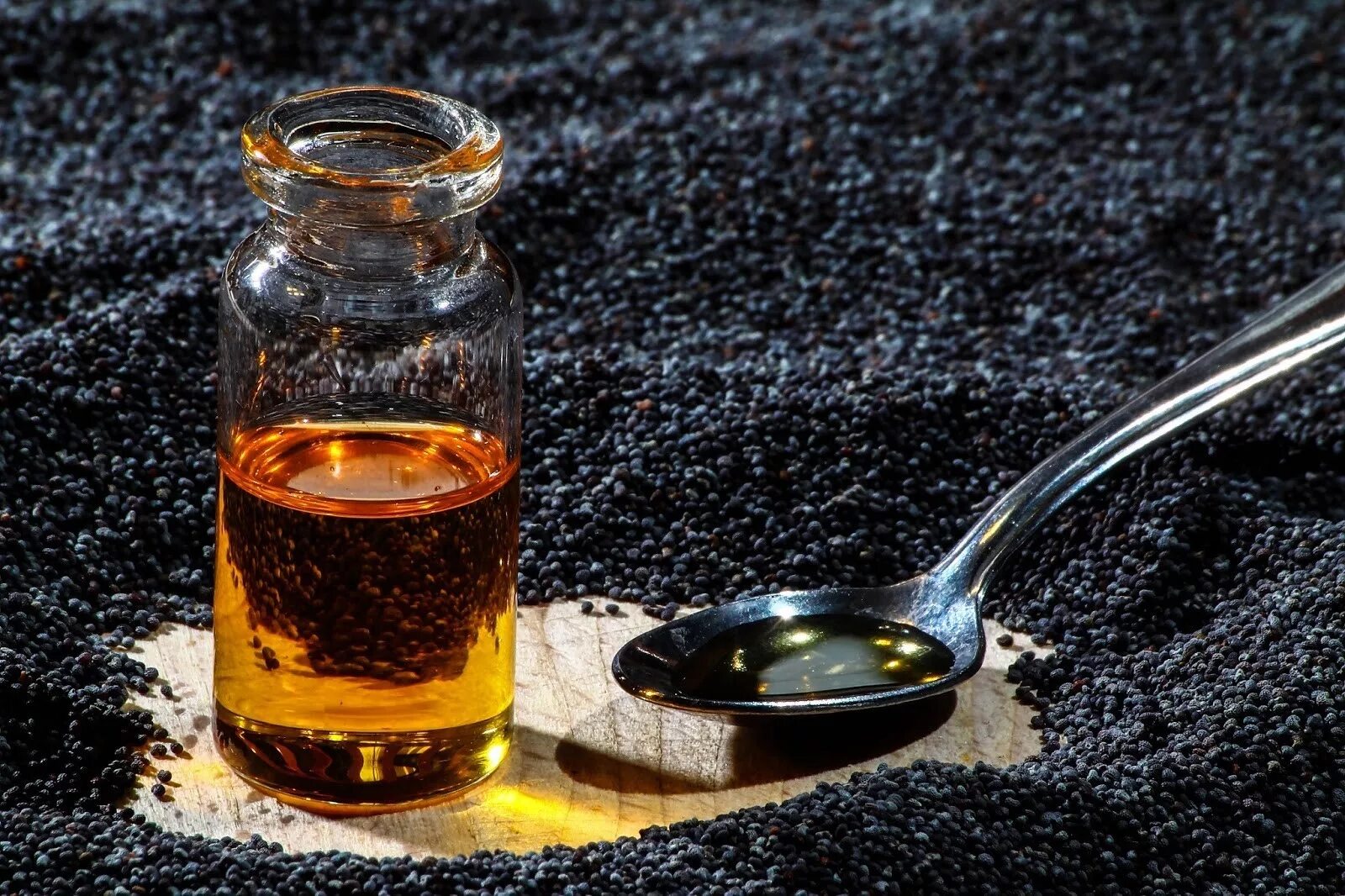 Тминное масло польза. Масло черного тмина. Черный тмин Black Seed Oil. Maslo Chernogo tmin. Тминовое масло.