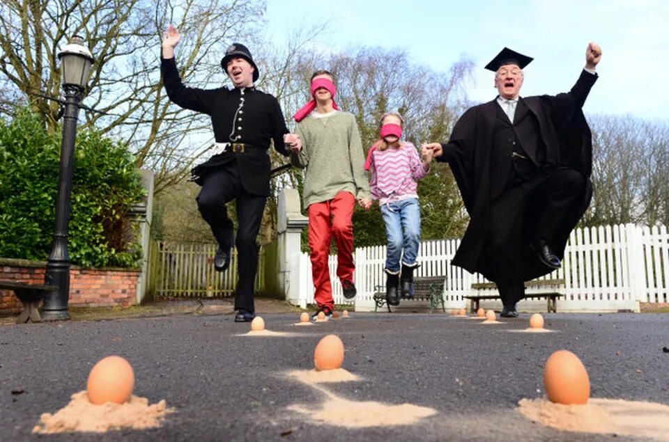 Dancing egg. Dancing egg. Яйцо танцует yellow. Настольные игры на пасху. Танцующие яички.