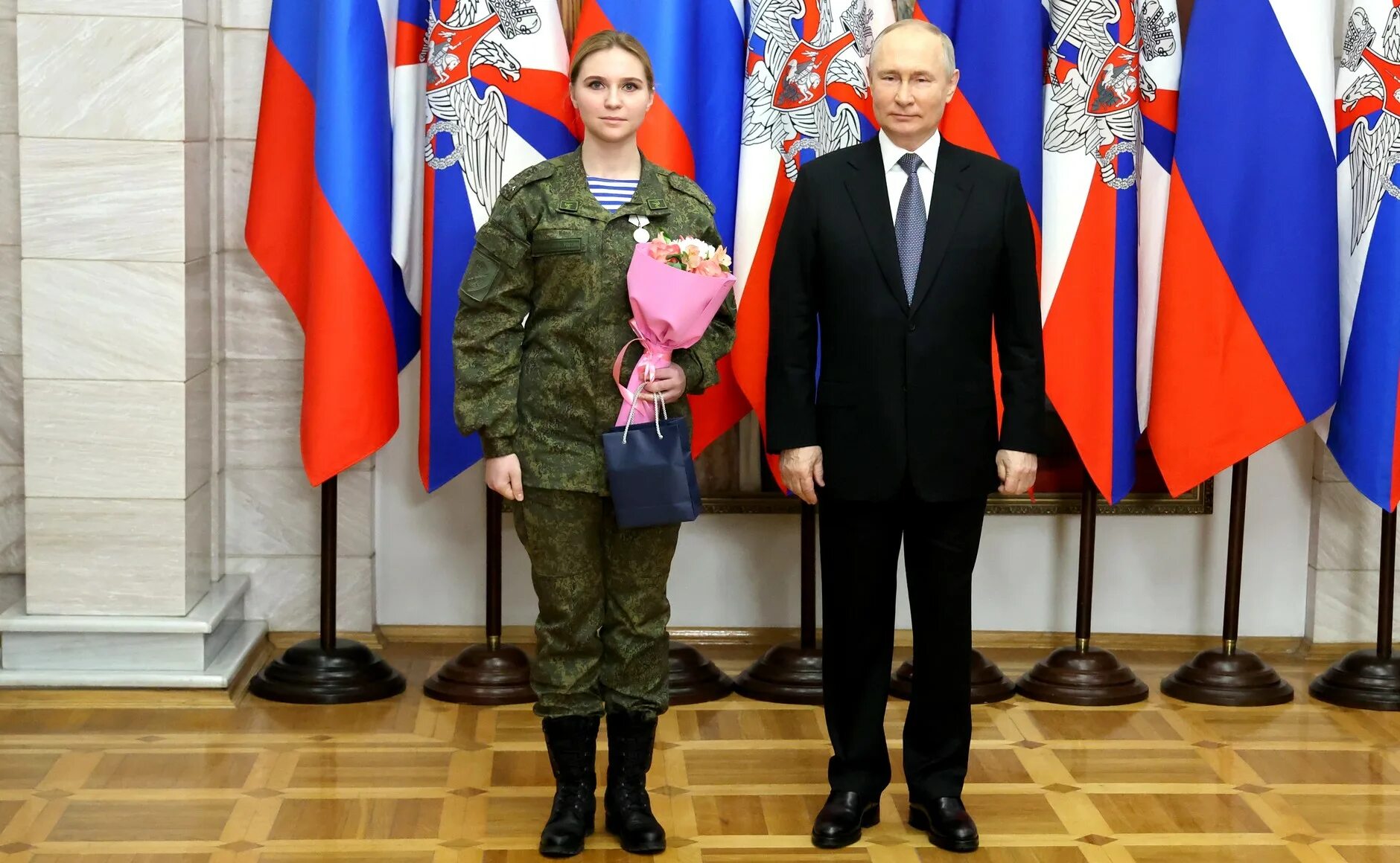 вручение наград военнослужащим. президент на фоне военных. поздравление с новым президентом путиным 2023. путин военный. путин военные актеры.