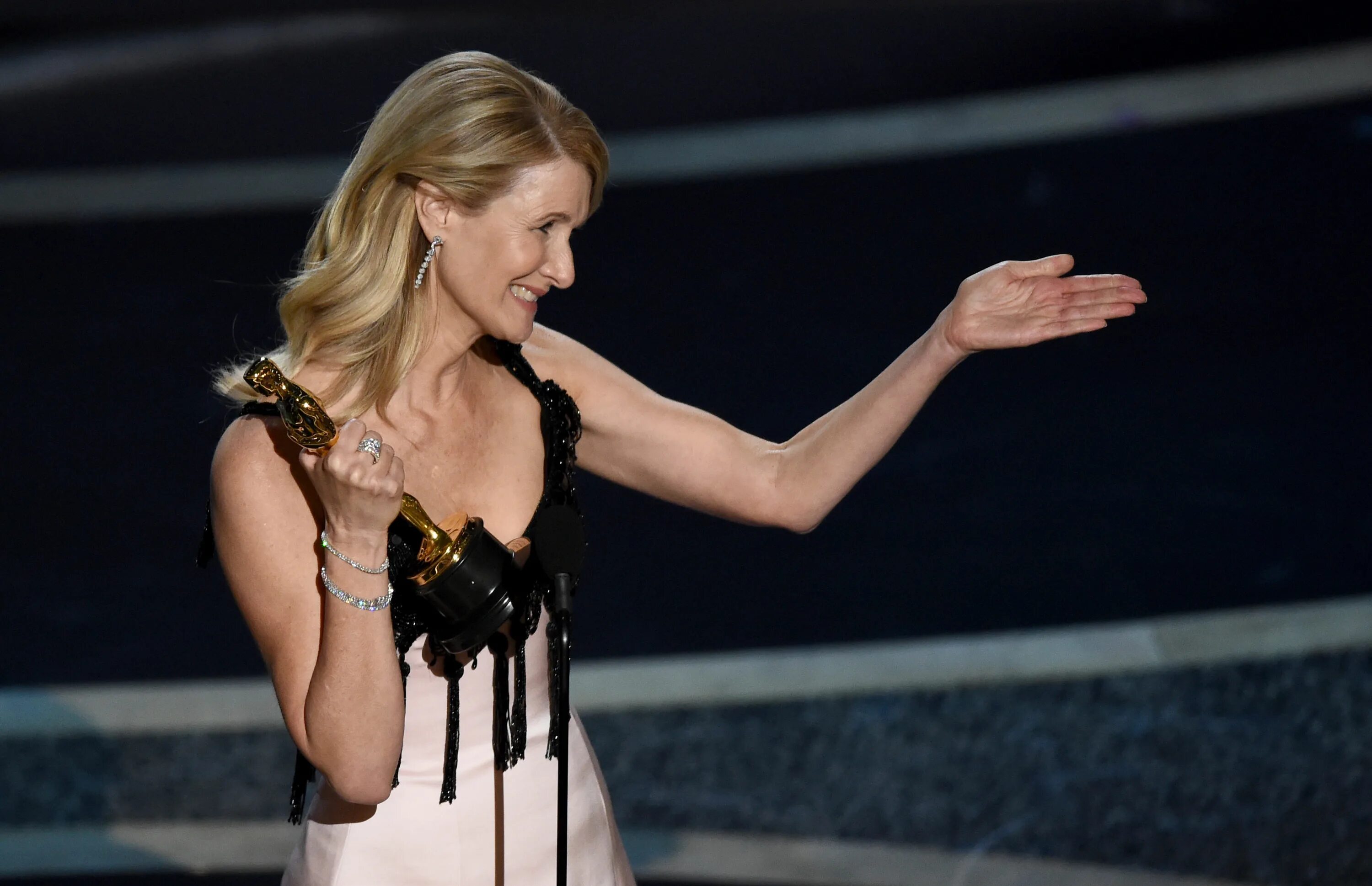 Лучшая женская роль второго плана 2024. Актриса получившая оскар в 2023 за роль второго плана. Оскар 2021. Рене зеллвегер оскар 2021. Лучшая женская роль второго плана 2024.