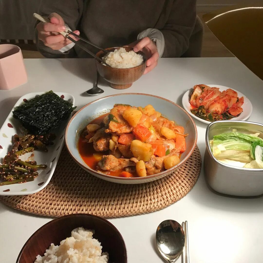 Корейский ужин. Корейская еда Джокбал. Ужин в Корее. Корейский ужин для большой семьи.