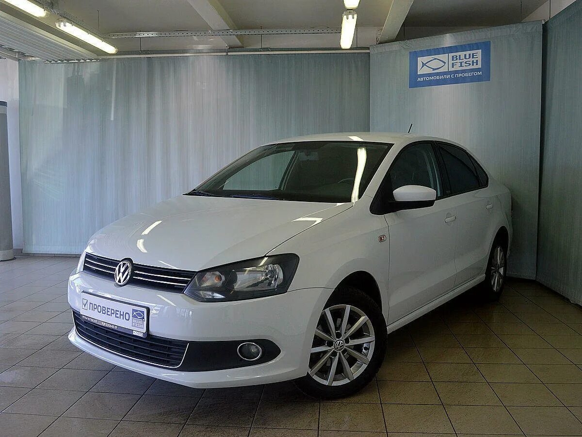 Куплю машину с пробегом фольксваген. Volkswagen Polo sedan 2015 белый. Volkswagen Polo sedan 5 White. Фольксваген поло седан белая 2012. Белый Volkswagen Polo с996тр125.