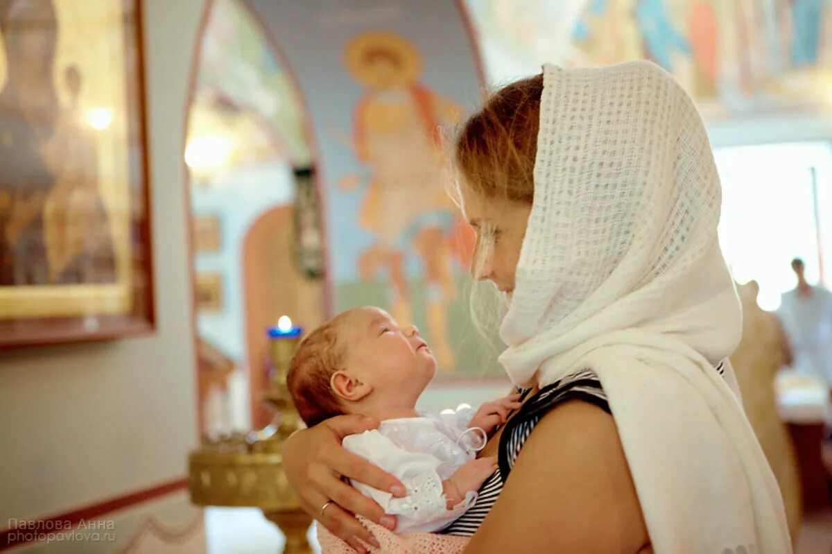 Женщина с ребенком в храме. Фотосъемка крестин. Мама большая мама храм. Мама большая мама храм. Мама большая мама храм.