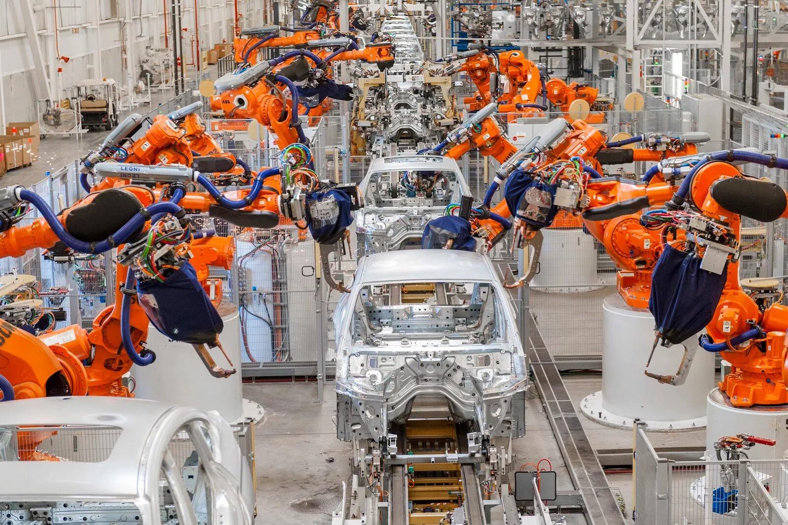 Как роботы собирают машины. Bmw-spartanburg-robotic-welding-line1. завод автомобилей. робот для сборки автомобилей. роботы в автомобилестроении.