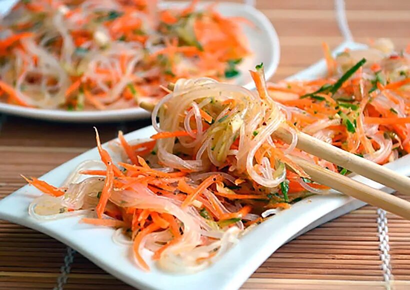 Корейская вермишель фунчоза. Фунчоза с курицей и овощами. Салат корейский овощами с фунчозой. Фунчоза с морковью по-корейски и огурцом. Фунчоза с морковью по-корейски.