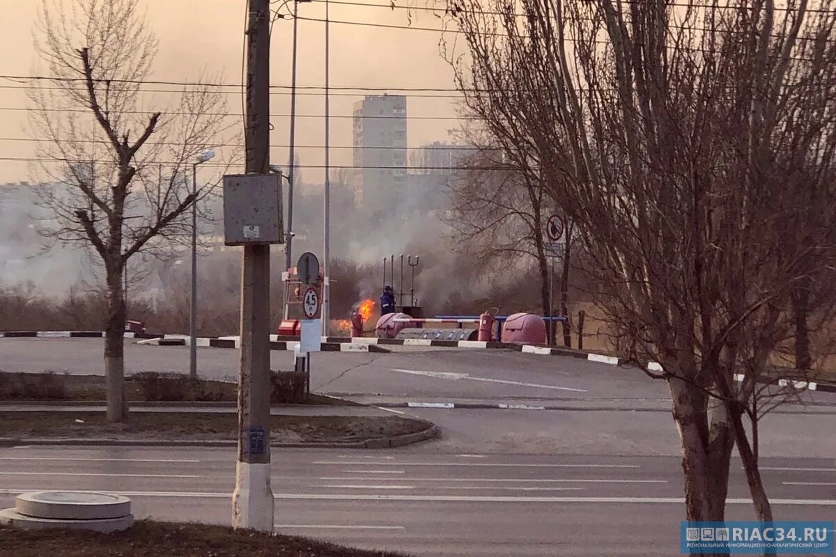 Свет волгоград почему нет. Пожар в Волгограде 2022. Горит Пойма. Авария в пойме Волгоград. Пожар в Ворошиловском районе.