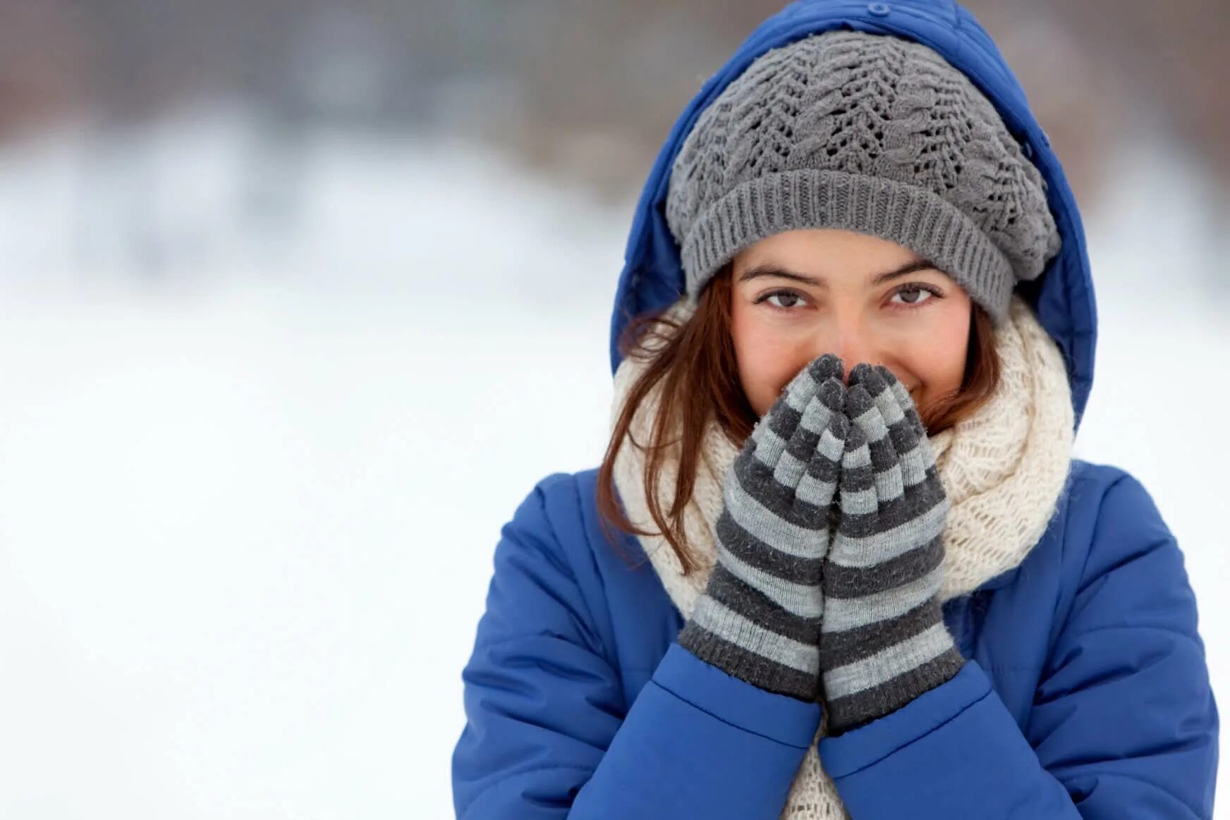 Warm com. Девушка в теплой одежде. Девушка в шапке и шарфе. Теплая одежда. Люди зимой.