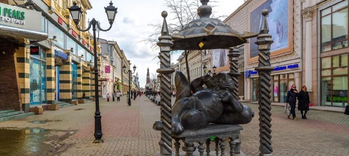 Памятник коту в казани на баумана. Памятник коту Казань улица Баумана. Казань улица Баумана кот Казанский. Улица Баумана в Казани скульптура кота Казанского. Казань март Бауман.