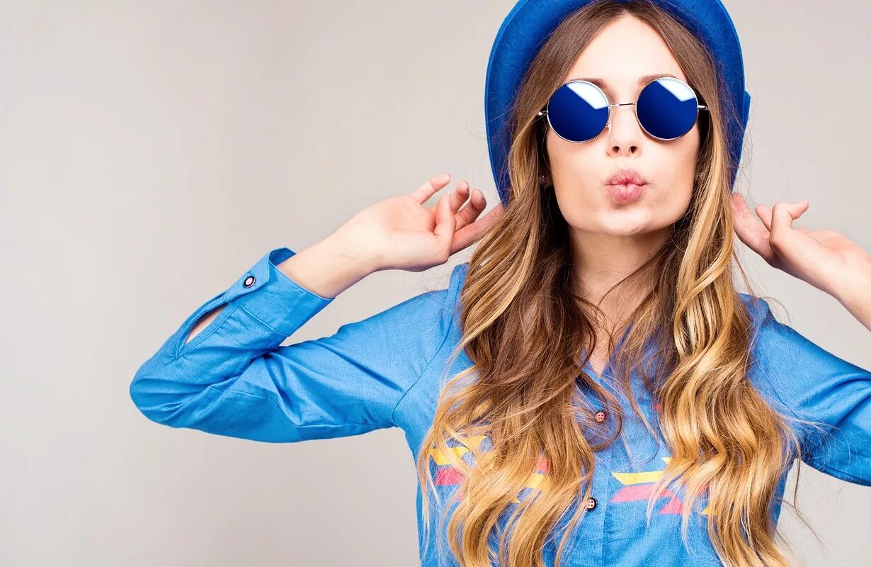 Cool холодно. Яркая девушка в очках. Яркая женщина. Девушка в синих очках. Синяя девочка в очках.