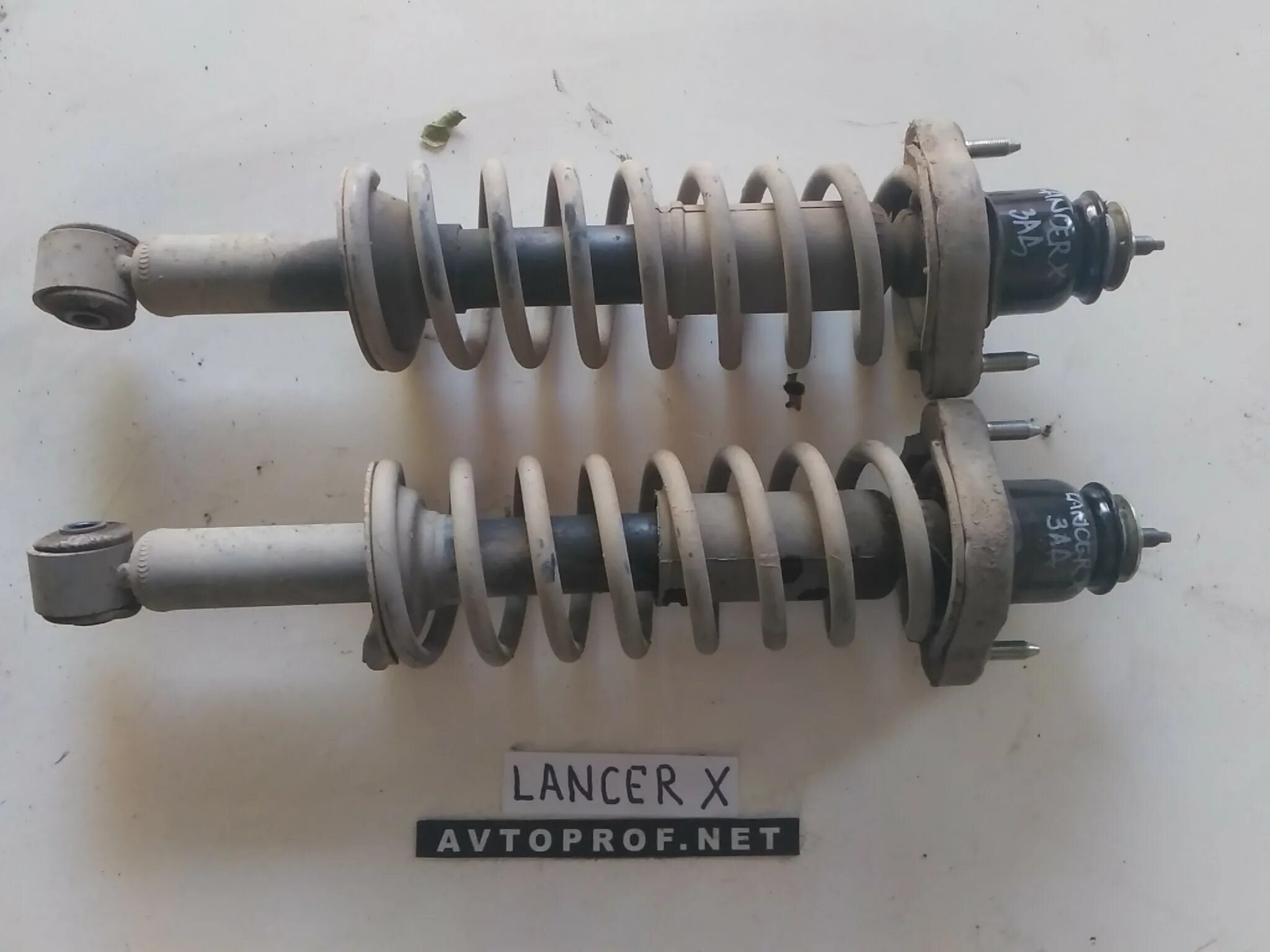 Амортизаторы мицубиси лансер. Задний амортизатор лансер 6 1998. mitsubishi lancer 10 задние амортизаторы. mitsubishi lancer 10 амортизатор. задний амортизатор лансер 6.
