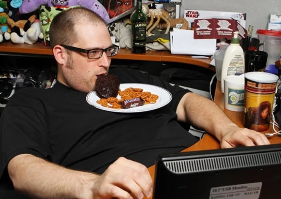 Есть и у. Человек ест за компьютером. Толстый человек за компом. Толстые за компьютером. Толстый перед компом.