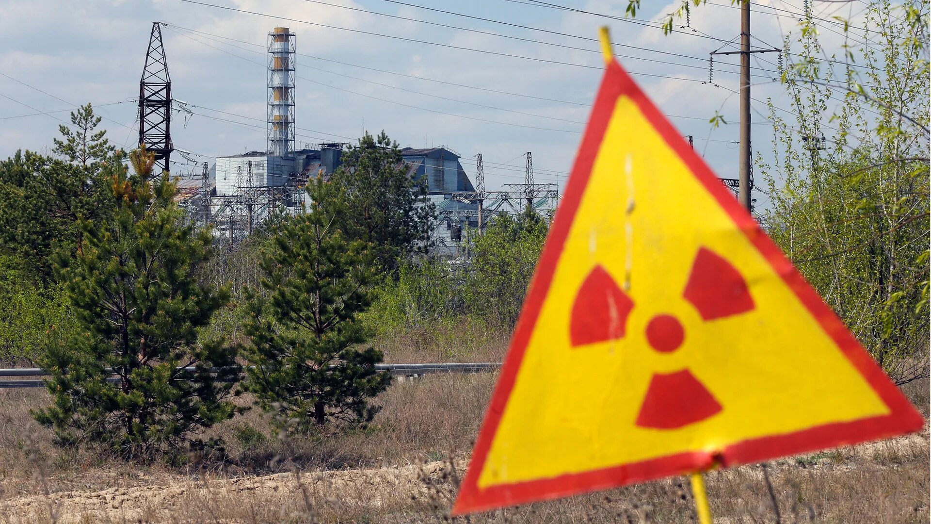 Зона отчуждения Чернобыльской АЭС. Чернобыль радиация. Чернобыль зона радиации. Чернобыльская АЭС выброс радиации. Радиоактивные выбросы аэс