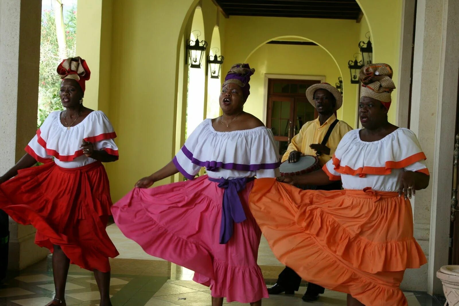 Ямайка Национальная одежда. Кубинский национальный костюм. Кубинский стиль в одежде. Национальная одежда кубинцев.