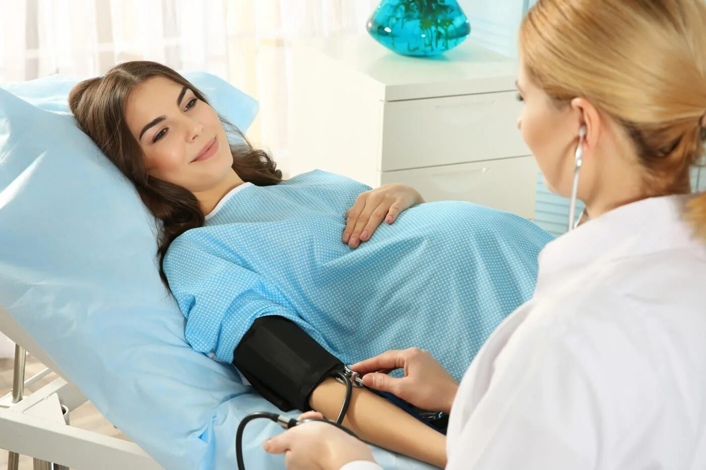 беременная женщина у врача. беременнаяженшина и акушерка. неотложная помощь в акушерстве и гинекологии. неотложные состояния в акушерстве и гинекологии книга. консультация врача гинеколога.