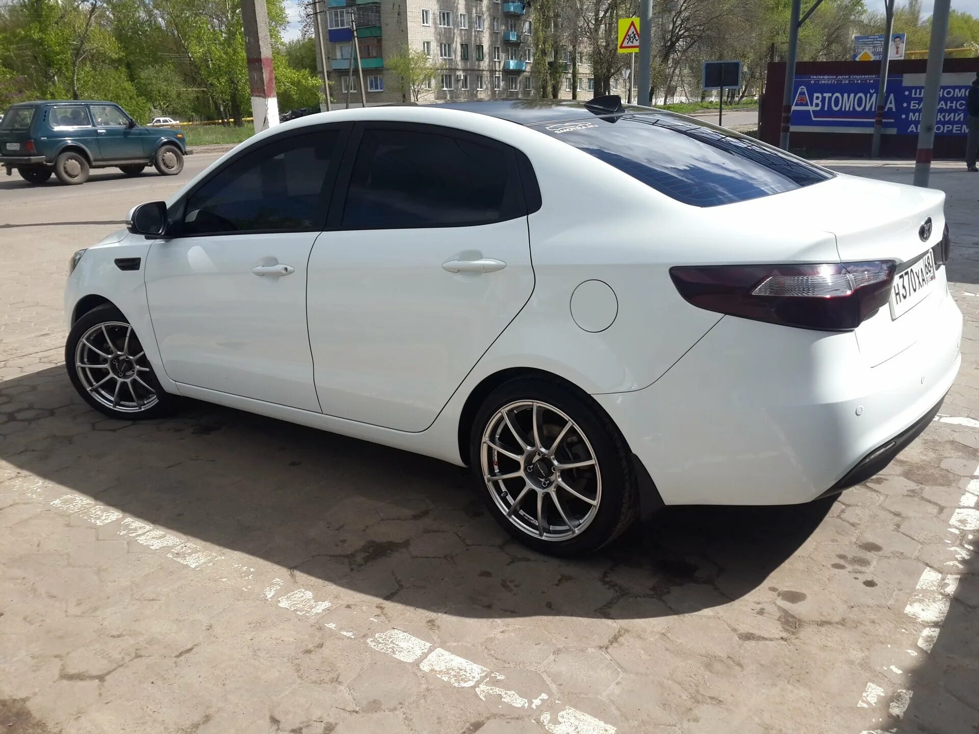 Kia Rio 3 белая на 17 литье. Kia Rio 3 r17. Kia Rio 4 r15. Киа Рио 17 радиус.