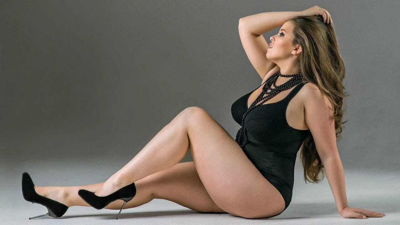 Plus-size тара линн. Женщина сидит. Ракурсы для полных девушек. Пышная красавица. Тара линн модель плюс сайз.