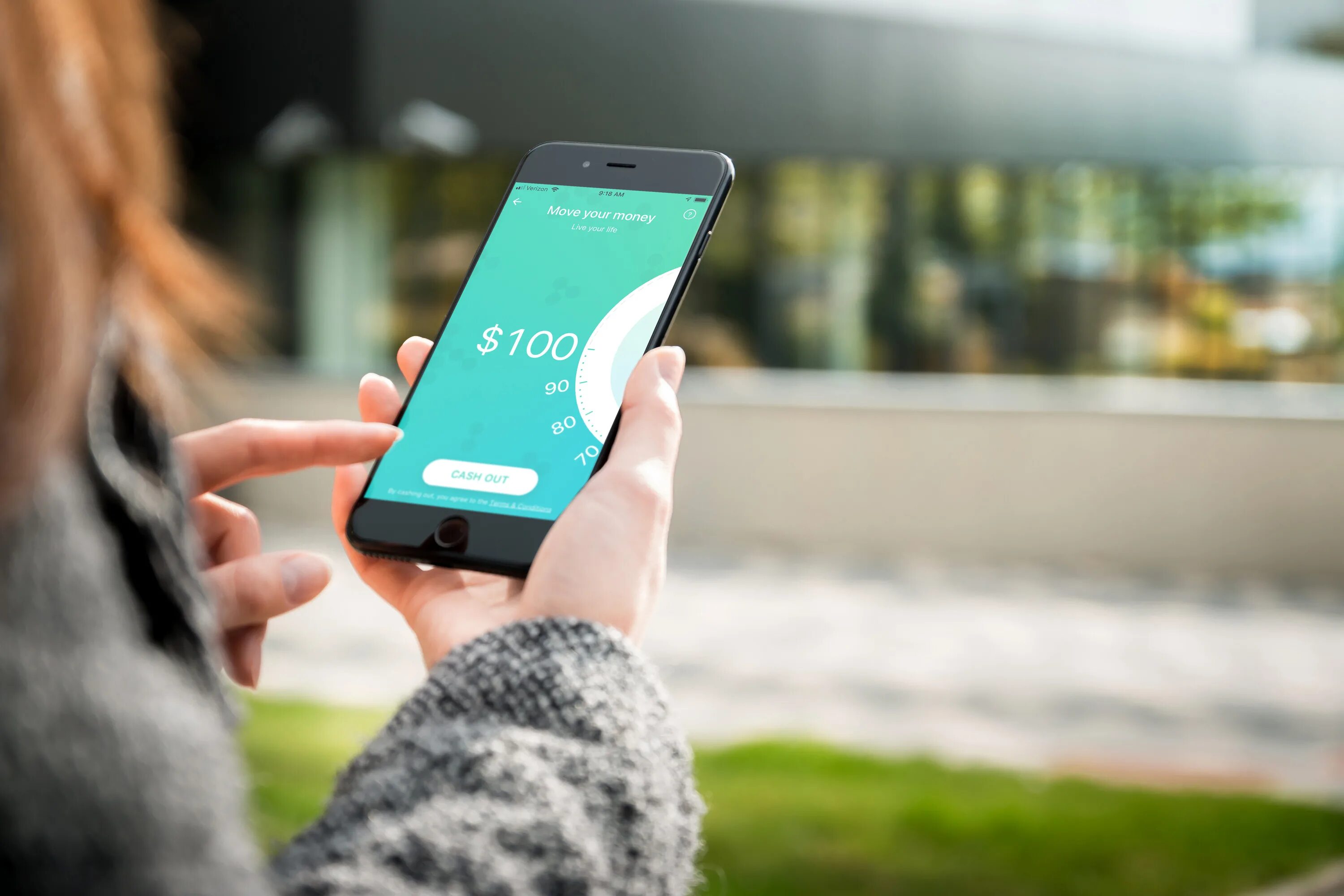 Run app on the phone. Phone in hand. earnin приложение. фон для мобильного телефона. аналитика в мобильном телефоне.