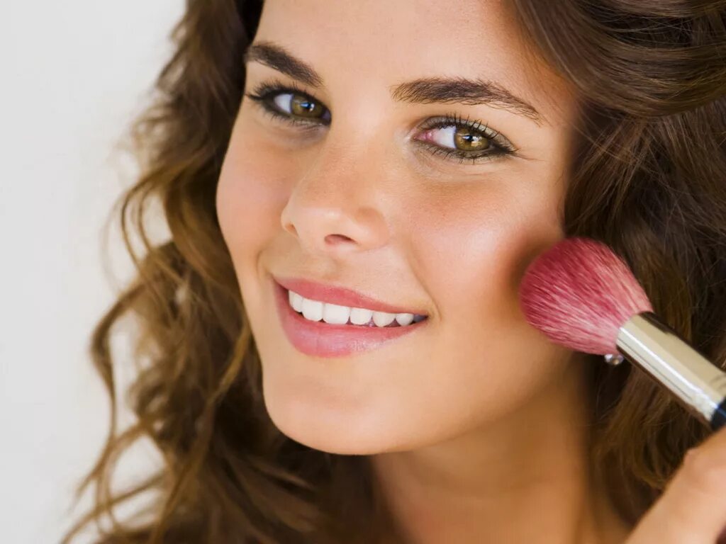 Женщина с цветами. Красота и здоровье. Женщина наносит макияж. Дети радость зима. Довольная румяная.