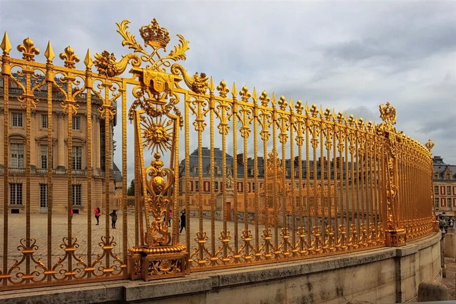 Улица золотистая. Версаль Королевская решётка. Версаль дворец забор. Версаль золото. Дворец Версаль золото.