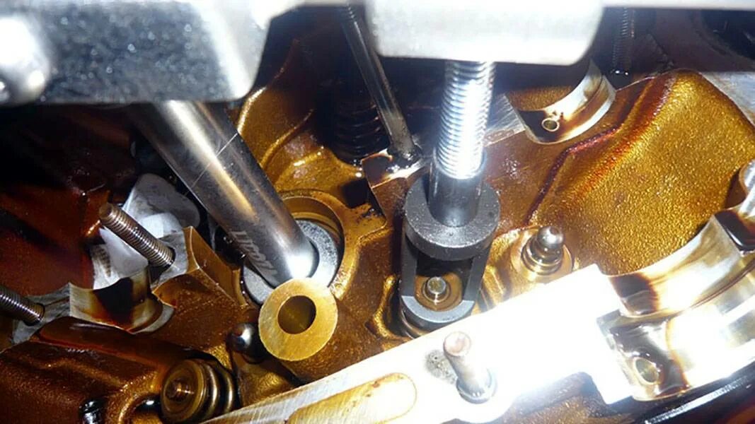 Замена маслосъемных колпачков 2114. Маслосъемные колпачки n52. Рассухариватель клапанов БМВ n52. Маслосъёмные сальники клапанов БМВ n52. Маслосъемные колпачки на двигатель д75.