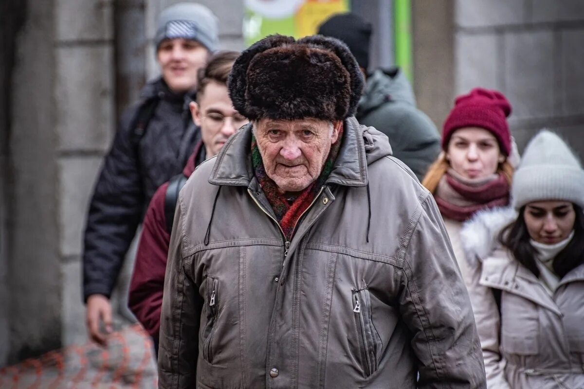 Бабушка с пенсией. Новосибирские пенсионеры. Ветеранская пенсия. Пенсионер новосибирск. Новосибирские пенсионеры.