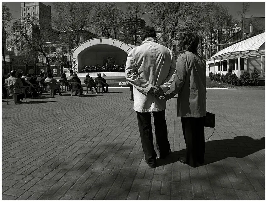 олег гусев группа август. дети у граммофона. советские люди с патефоном. гармошка в старые времена. человек с патефоном.