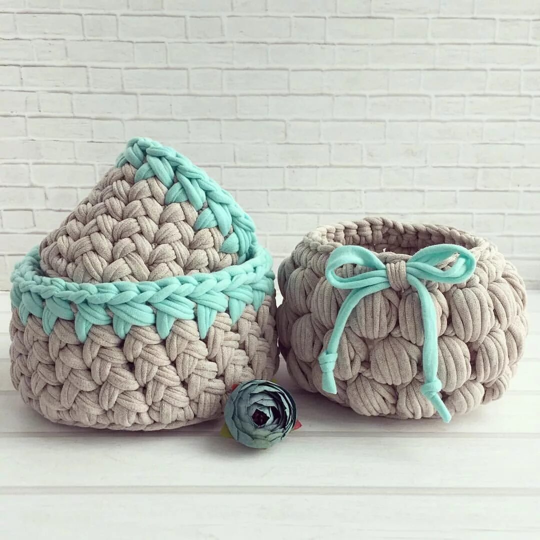 Корзинки из трикотажной пряжи. Корзинка из ленточной пряжи крючком. Корзины из трикотажной пряжи. Корзины из трикотажной пряжи. Вязаные корзинки с деревянным дном.