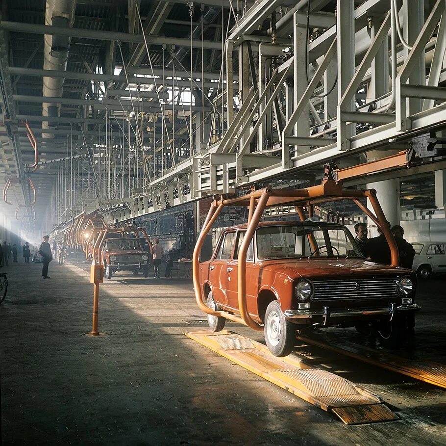 и начали выпускать ее в. московский завод renault. лада гранта фл 2022. ваз 2101 на конвейере. и начали выпускать ее в.