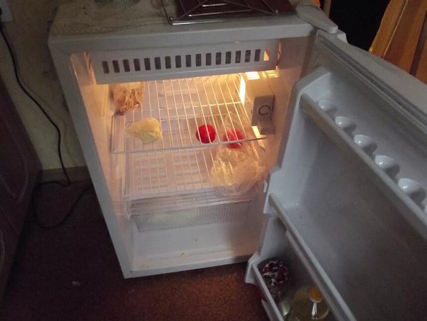 Пустой холодильник. Холодильник бедняка. Украл продукты из холодильника. Холодильник без еды. Опустошенный холодильник.