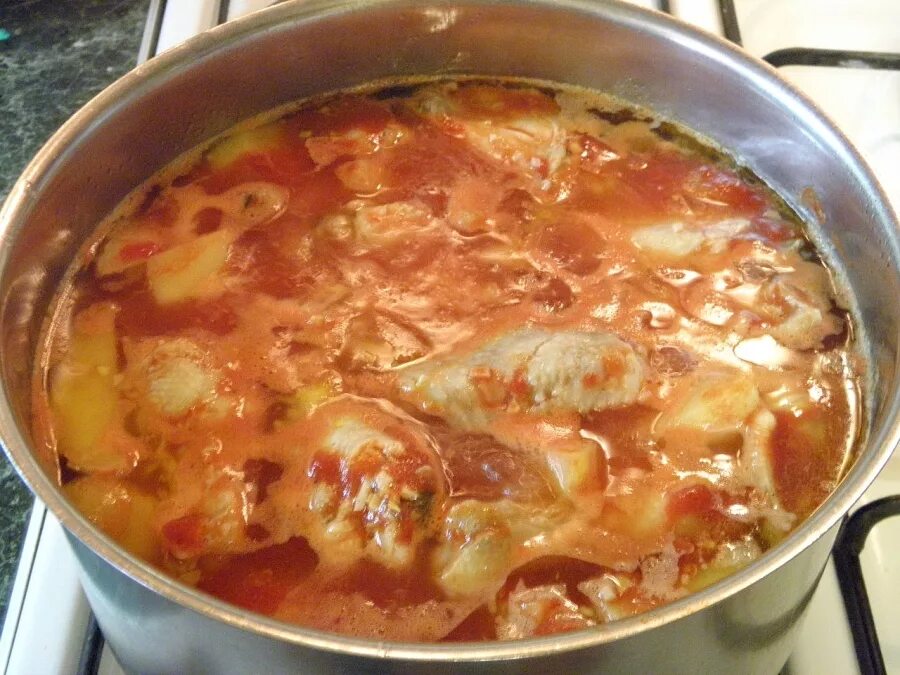 Как приготовить подливку из свинины в кастрюле. Соус с курицей и картошкой в кастрюле. соус с курицей и картошкой. картофельный соус с курицей. картофельный соус с курицей в кастрюле.