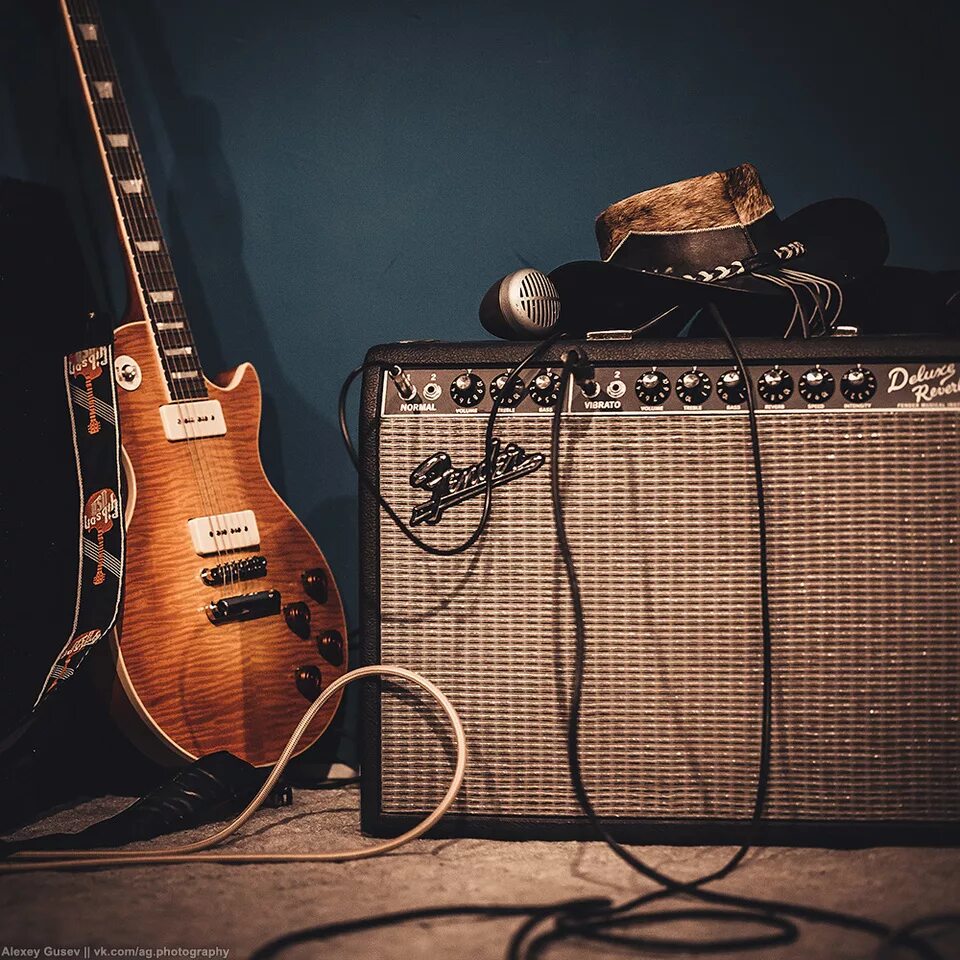 Гитара. Блюзовая гитара. Разбивает гитару на сцене. Гитара в машине. Блюз гитара.