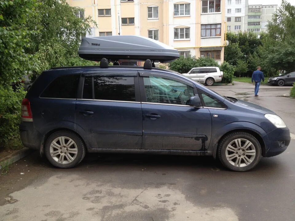 Opel Zafira 2007 багажник на крышу. Зафира с боксом 600 л. Opel Zafira b бокс на крышу Thule. Zafira Thule Pacific. Багажник на опель зафира б