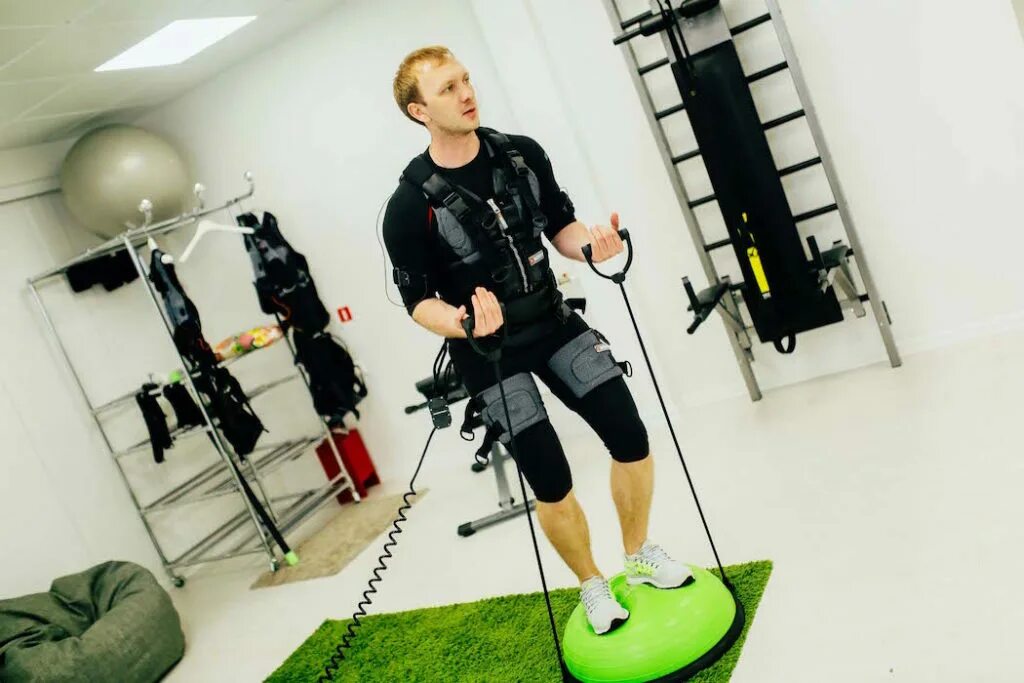Fit n go. Эмс тренировки. велотренажер fit n go. эмс тренировки фото. костюм фит энд гоу.