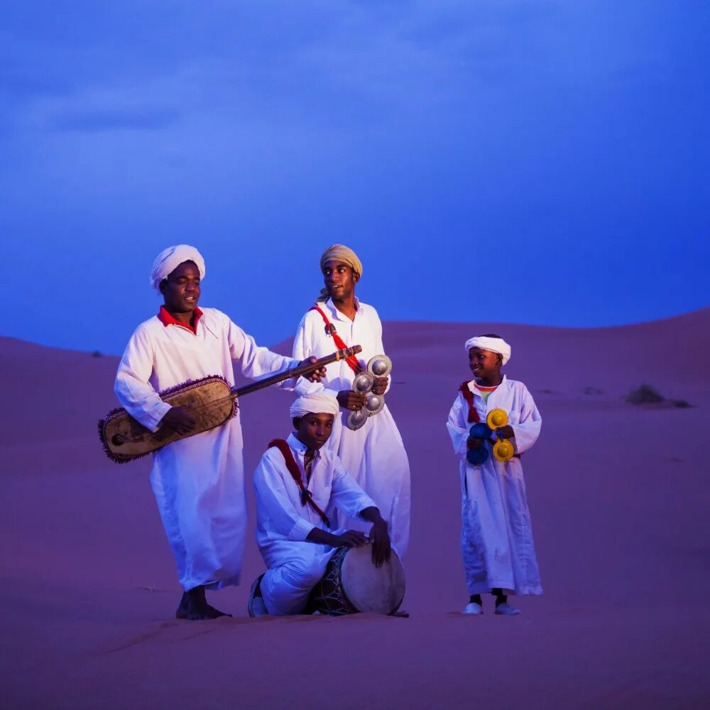 Алжир численность населения 2022. Тунис арабы. Население туниса 2022. Нац. Национальная одежда ливии.