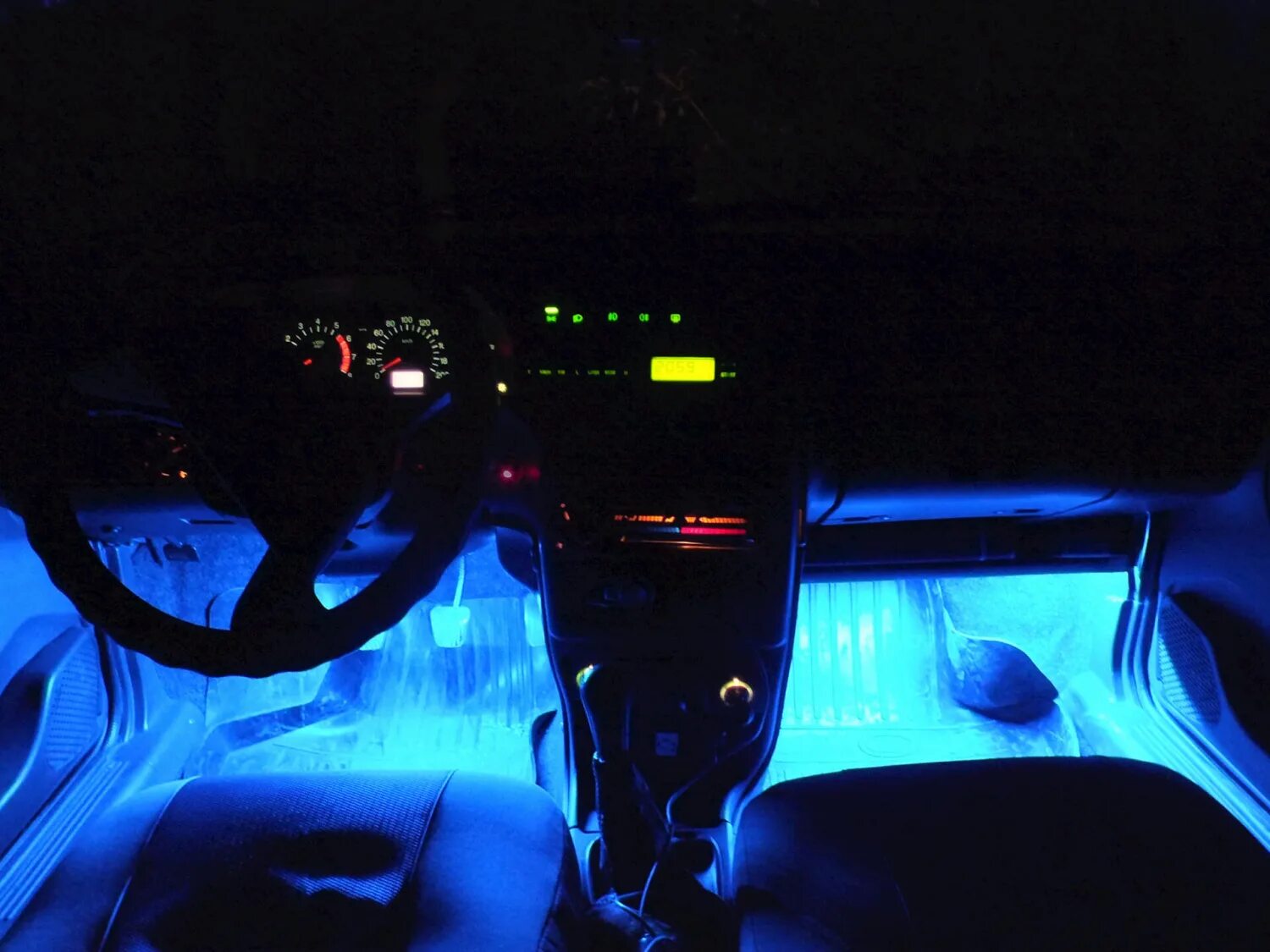 Подключаем подсветку ног. Mazda 3 подсветка ног. Схема подключения подсветки в автомобиле. Подсветка ног каптива. Подключаем подсветку ног.