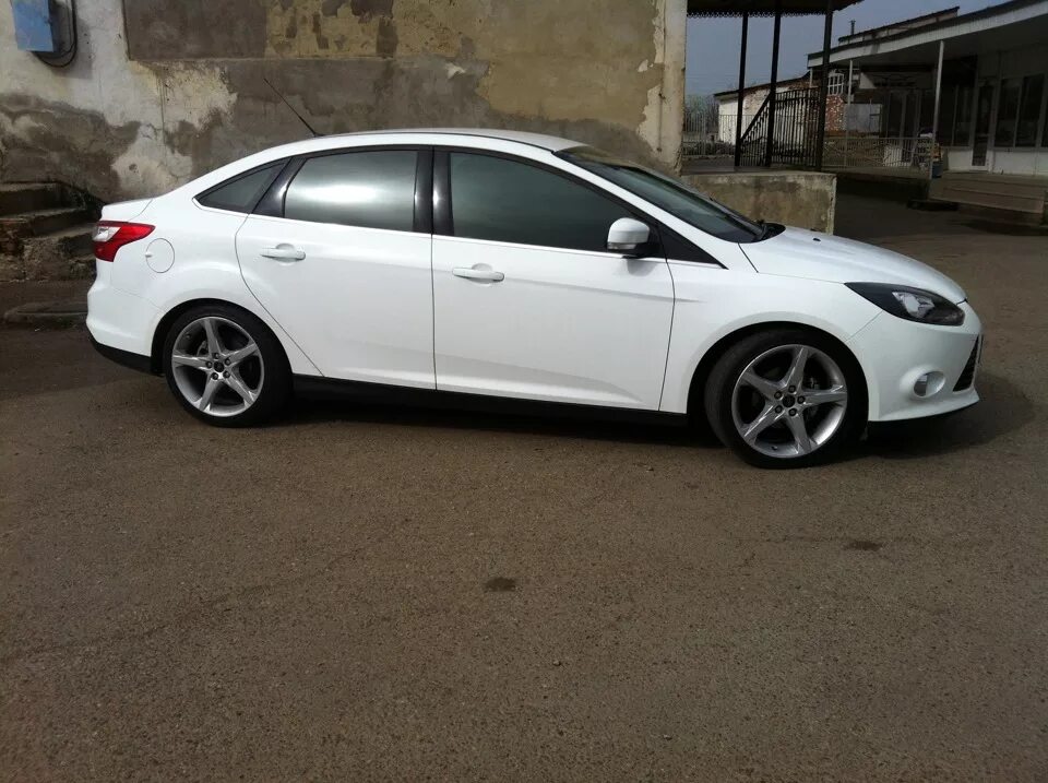 Форд 3 на 17 дисках. Ford focus 3 седан r18. Ford focus 3 диски r17. Форд 3 на 17 дисках. Форд фокус 3 на 17 воссенах.