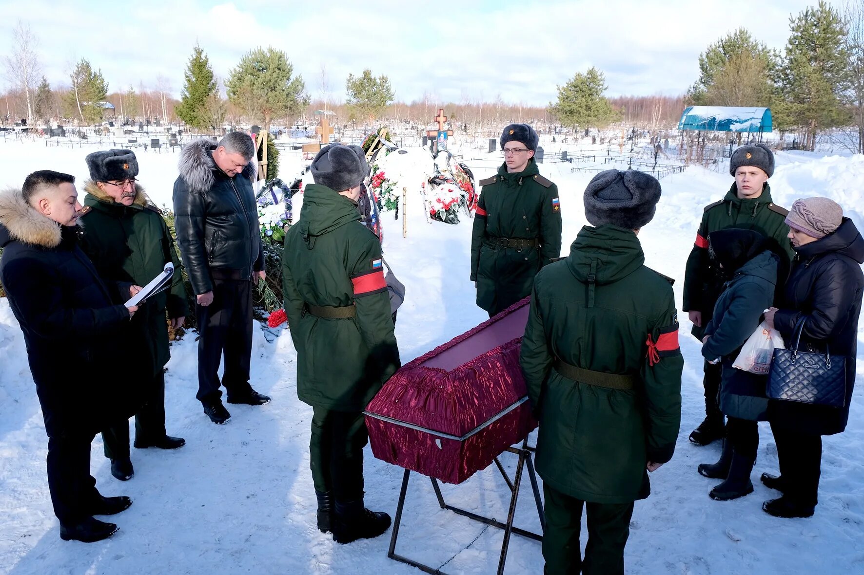 В твери похоронили. Похороны военнослужащего. Похороны с воинскими почестями. Похороны с почестями для военных.