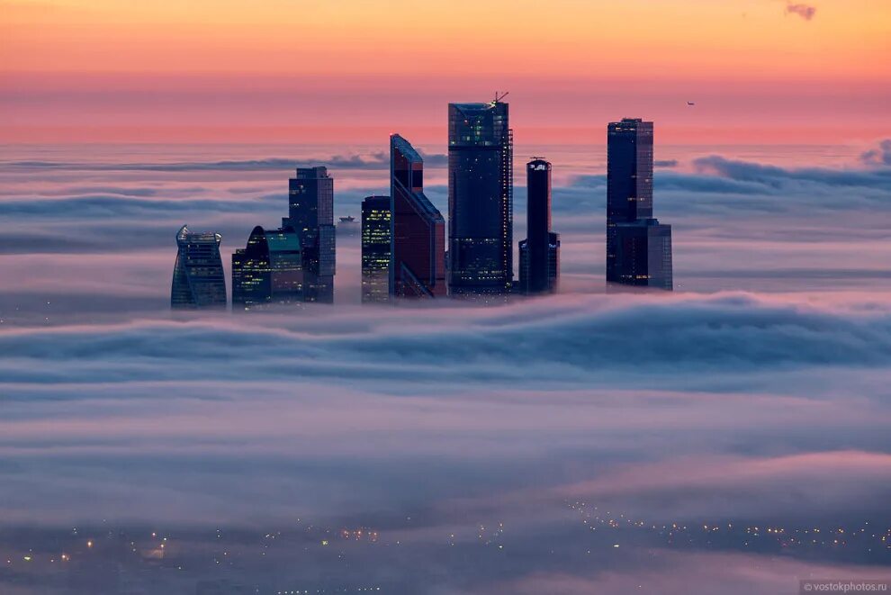 Москва Сити в тумане. Вид с Москва Сити в туман. Москва Сити над облаками.