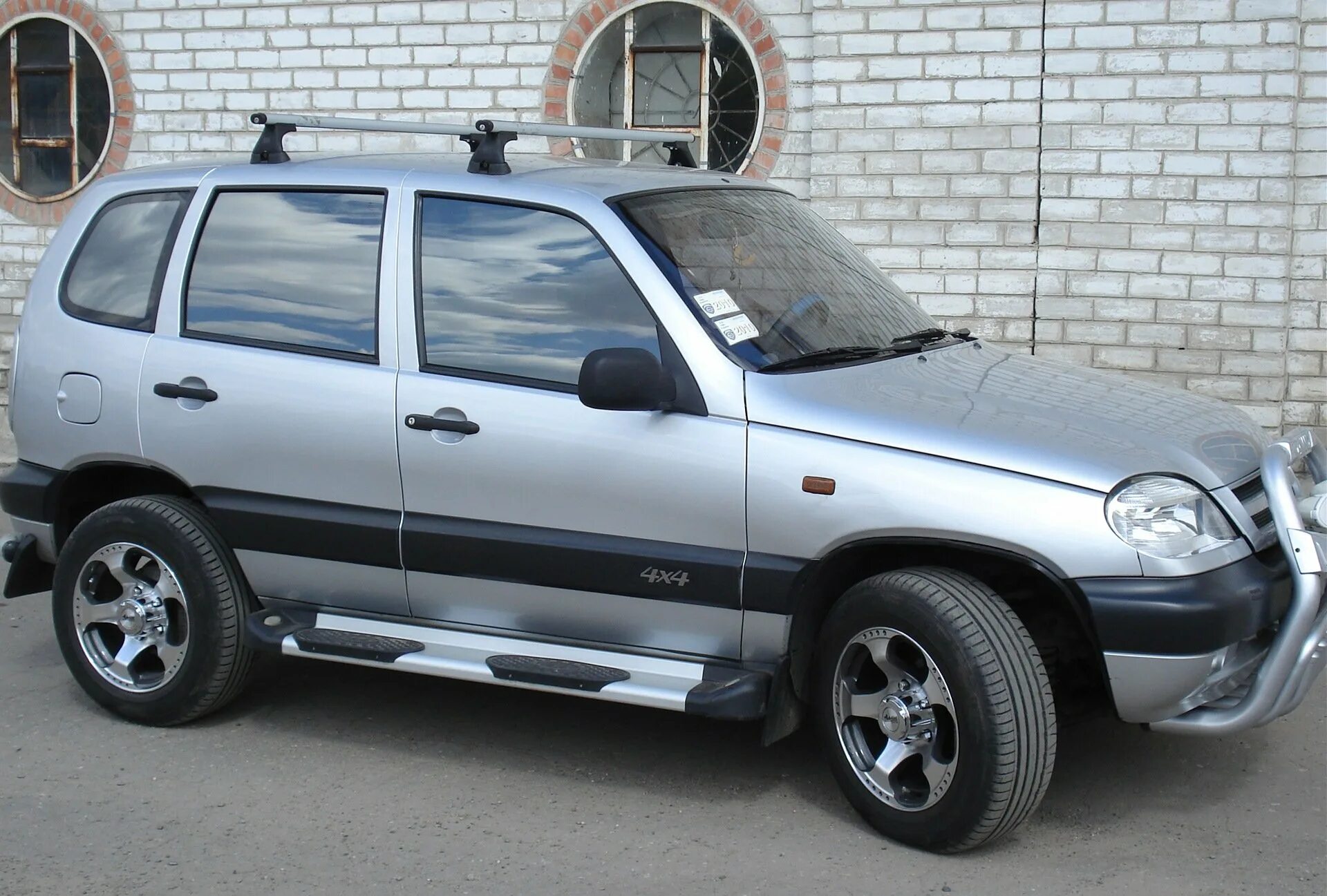 2123 фото. Chevrolet Niva 2123. Chevrolet Niva 2000. Нива Шевроле 2123 серебристая. Обвес ВАЗ 2123 (Нива Шевроле) заводской.