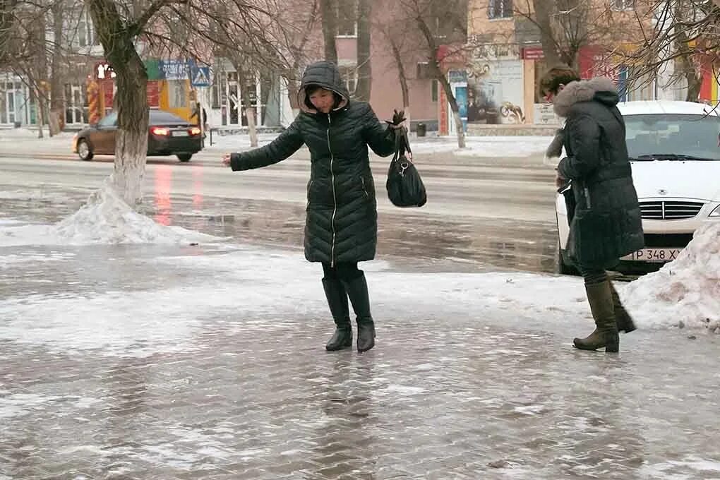 Погода остановись. Гололед. Зима гололед в городе. Скользко на улице. Лед на улице.