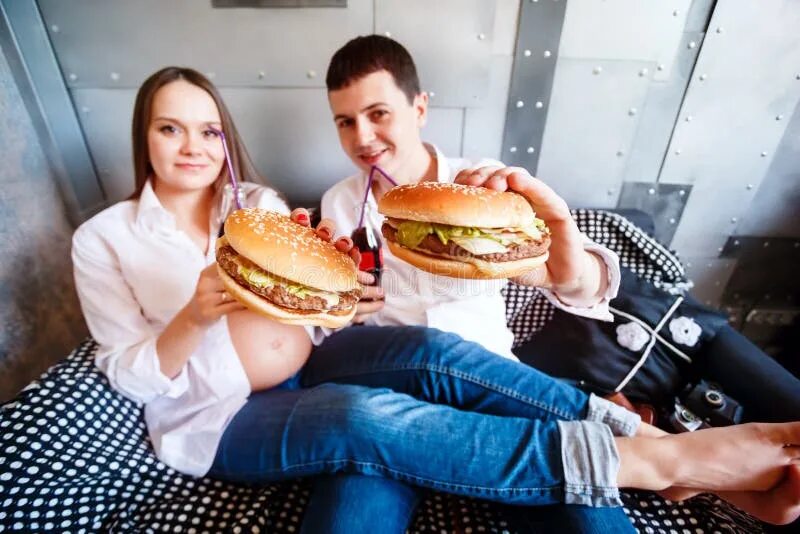 Месяц ем фаст фуд. Семья бургер. фотосессия в фастфуде семьей. семья ест бургер. семья гамбургеры.