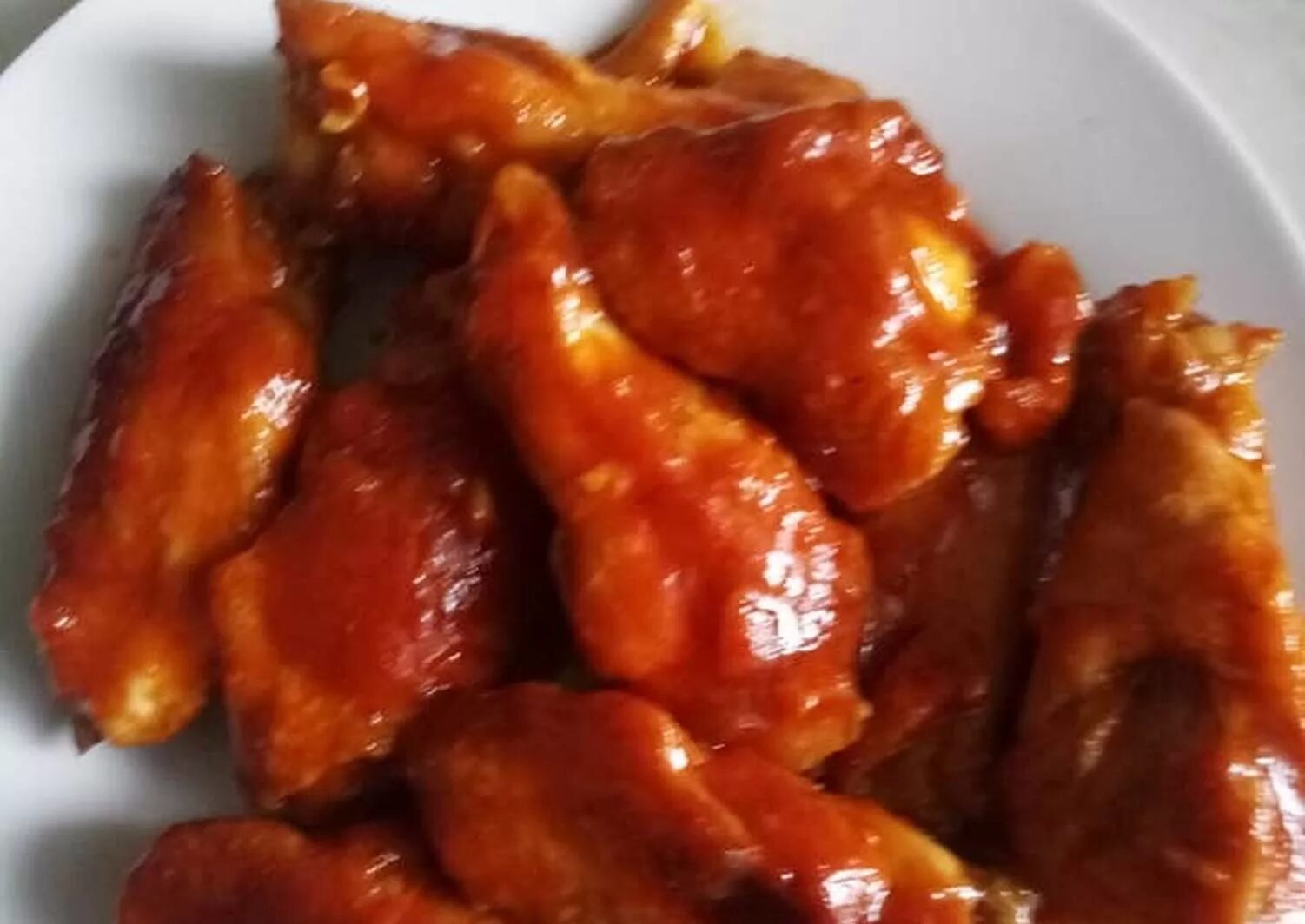 куриные крылышки в кисло-сладком соусе. рецепт кисло сладких крылышек. крылышки в сладком соусе. корейская курочка чикен. маринад для крылышек терияки.