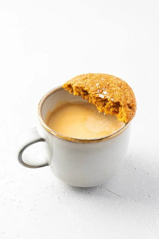 масло подсолнечное. финское яичное масло. подсолнечное масло в руке. скулачев косметика для лица.