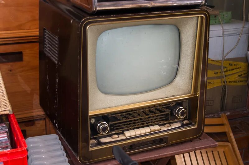 Старый Советский ламповый телевизор сбоку. Телевизор Енисей 2. Телевизор Енисей ламповый. Телевизор Енисей 303.
