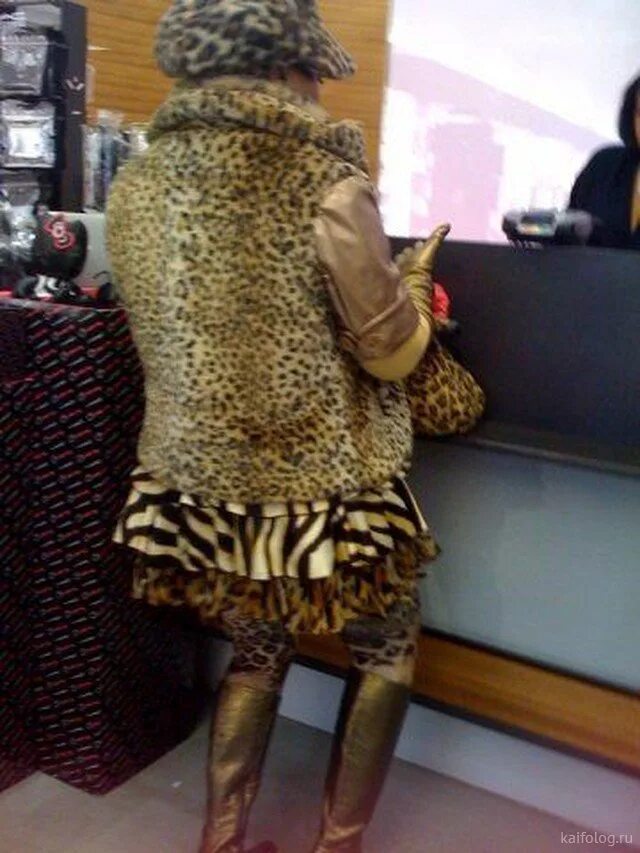 Женщины в леопардовом зоопарке. Баба в леопардовом. Женщина в леопардовом. Леопардовые вещи. Дама в леопардовом.